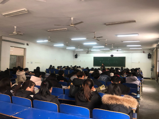 外语学院考研冲刺动员大会对大四学生进行考研指导