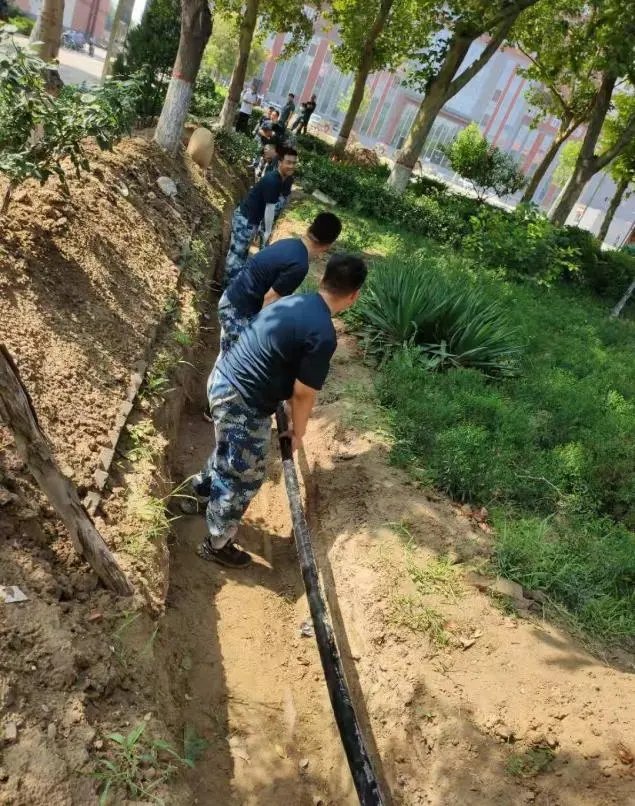 在劳动中把小家融入大家 ——用汗水滋养校园土地